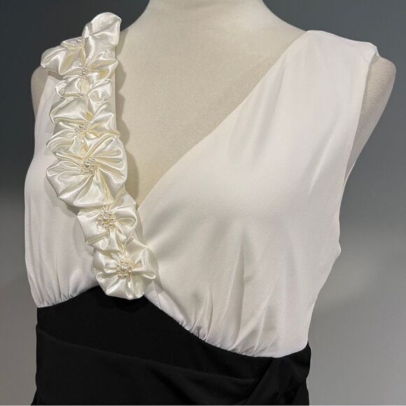 Elegant Black & White 3D Flowers Dress V-neck size 10 - Picture 2 of 12